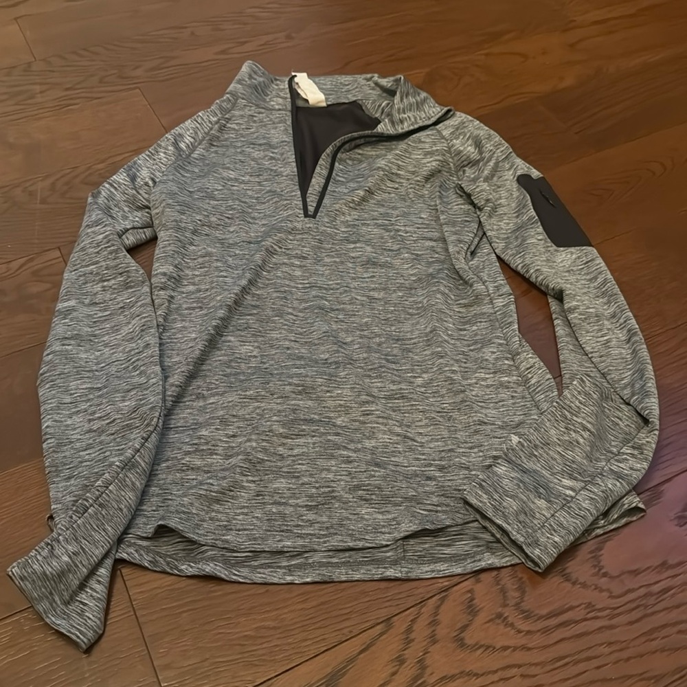 Icy Zone. Women’s, black & white pullover. Zipper pockets on back & on sleeve.